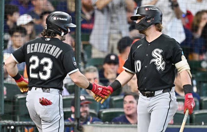 Chicago White Sox designated hitter Andrew Benintendi (23) is congratulated by Chase Meidroth (10) after scoring on a single by Tristan Peters against the Houston Astros in the first inning of an MLB, Baseball Herren, USA American League Wild Card game at Daikin Park in Houston, Texas, on Wednesday, September 30, 2026.  HOU20260930710 MARIAxLYSAKER