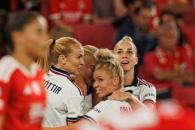 Pernille Harder celebrating after goal with team seen during UEFA Women™s League game between teams of SL Benfica and Fc Bayern Munchen (Luis Loureiro Ball Raw Images) Lisboa Estadio da Luz Portugal Copyright: xLuisxLoureirox lloureiroSlbwBayernW-3884