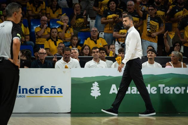 La Laguna Tenerife v Turk Telekom - BKT EuroCup SAN CRISTOBAL DE LA LAGUNA, SPAIN - SEPTEMBER 30: Erdem Can, Head coach of Turk Telekom is ejected from the game during EuroCup basketball match between La Laguna Tenerife and Turk Telekom at Santiago Martín in San Cristobal de la Laguna, Canary Islands, Spain on September 30, 2026. Andres Gutierrez Anadolu Canary Islands Spain. Editorial use only. Please get in touch for any other usage.  Copyright: x2026xAnadoluxAndresxGutierrezx