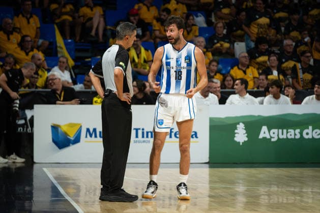 La Laguna Tenerife v Turk Telekom - BKT EuroCup SAN CRISTOBAL DE LA LAGUNA, SPAIN - SEPTEMBER 30: Dogus Ozdemiroglu of Turk Telekom talks with the referee during EuroCup basketball match between La Laguna Tenerife and Turk Telekom at Santiago Martín in San Cristobal de la Laguna, Canary Islands, Spain on September 30, 2026. Andres Gutierrez Anadolu Canary Islands Spain. Editorial use only. Please get in touch for any other usage.  Copyright: x2026xAnadoluxAndresxGutierrezx