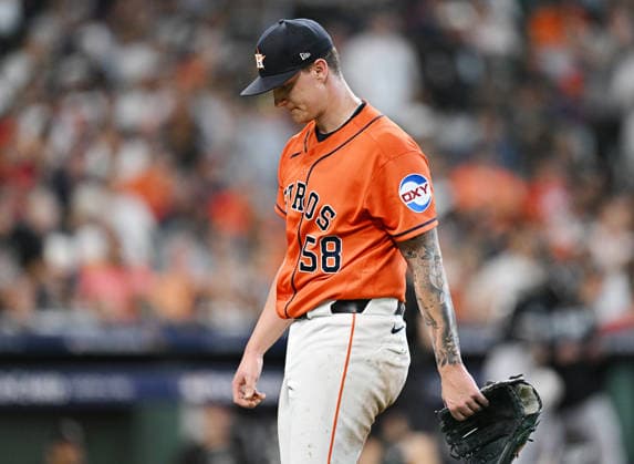 Houston Astro starting pitcher Hunter Brown (58) is taken out of the game after giving up four runs to the Chicago White Sox in the first inning of an MLB, Baseball Herren, USA American League Wild Card game at Daikin Park in Houston, Texas, on Wednesday, September 30, 2026.  HOU20260930711 MARIAxLYSAKER