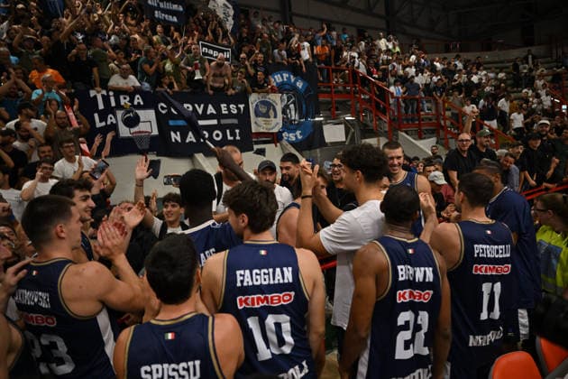 IPA89157755 - Napoli Basketball players celebrate after the game following their victory over Cosea JL Bourg-en-Bresse during the Napoli Basketball vs. Cosea JL Bourg-en-Bresse EuroCup basketball game in Naples, Italy, on September 30, 2026  Copyright: xEnzoxPinelli IPAxSportx xx IPA89157755