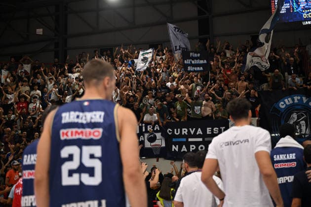 IPA89157814 - Napoli Basketball players celebrate after the game following their victory over Cosea JL Bourg-en-Bresse during the Napoli Basketball vs. Cosea JL Bourg-en-Bresse EuroCup basketball game in Naples, Italy, on September 30, 2026  Copyright: xEnzoxPinelli IPAxSportx xx IPA89157814