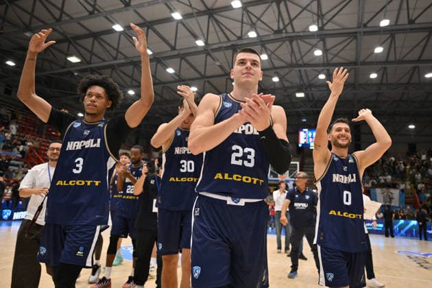 IPA89157815 - Napoli Basketball players celebrate after the game following their victory over Cosea JL Bourg-en-Bresse during the Napoli Basketball vs. Cosea JL Bourg-en-Bresse EuroCup basketball match in Naples, Italy, on September 30, 2026  Copyright: xEnzoxPinelli IPAxSportx xx IPA89157815