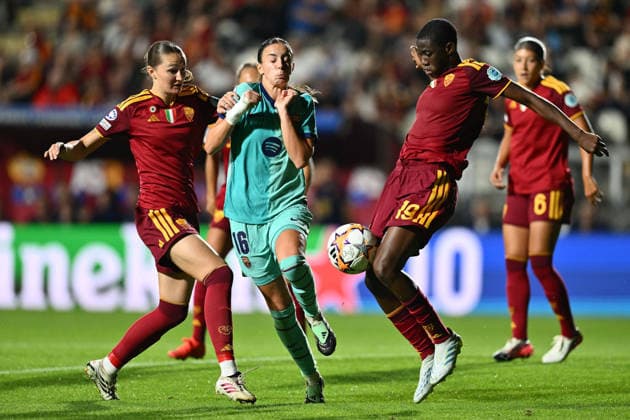 IPA89157820 - Winonah Heatley of A.S. Roma Femminile, Clara Serrajordi of F.C. Barcelona, and Shukurat Oladipo of A.S. Roma Femminile are in action during Matchday 2 of the 2026 27 UEFA Women s Champions League group stage, a soccer match between A.S. Roma and F.C. Barcelona at Tre Fontane Stadium on September 30, 2026, in Rome, Italy.  Copyright: xDomenicoxCippitelli IPAxSportx xx IPA89157820