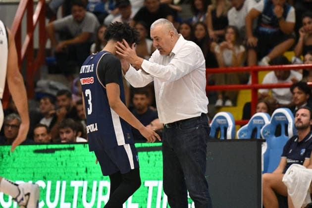 IPA89158062 - Jasmin Repesa, coach of Napoli Basketball, speaks with Jeffrey Dowtin Jr. of Napoli Basketball during the game against Cosea JL Bourg-en-Bresse in the EuroCup basketball match between Napoli Basketball and Cosea JL Bourg-en-Bresse in Naples, Italy, on September 30, 2026  Copyright: xEnzoxPinelli IPAxSportx xx IPA89158062