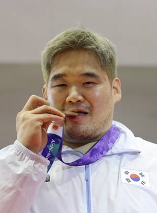 S. Korea s Kim Min-seok grabs bronze in wrestling at Asian Games S. Korea s Kim Min-seok grabs bronze in wrestling at Asian Games Kim Min-seok of South Korea bites his bronze medal during the medal ceremony after defeating Aslan Agadadayev of Turkmenistan in the bronze medal match of the men s wrestling 130kg Greco-Roman event at the Asian Games at the City Inae Sports Center in Nagoya, Aichi Prefecture, central Japan, on Sept. 30, 2026. Kim won the match 7-2 to win three consecutive Asian Games bronze medals. (Yonhap) 2026-10-01 07:08:04 <Copyright ¨Ï 1980-2026 YONHAPNEWS AGENCY. .> ÀÏº» ÀÏº» EDITORIAL USE ONLY  Copyright: xx Korea s ???x yonphotos257223