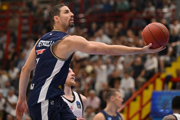 IPA89158229 - John Petrucelli of Napoli Basketball in action during the game against Cosea JL Bourg-en-Bresse as part of the Napoli Basketball vs. Cosea JL Bourg-en-Bresse EuroCup basketball game in Naples, Italy, on September 30, 2026  Copyright: xEnzoxPinelli IPAxSportx xx IPA89158229
