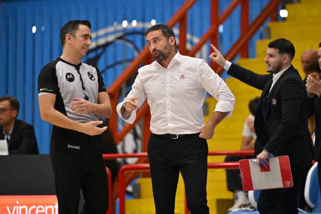 BASKETBALL - EuroCup - Napoli Basketball vs. Cosea JL Bourg-en-Bresse Photo by IPA ABACAPRESS.COM89158082 - Frederic Fauthoux, coach of Cosea JL Bourg-en-Bresse, talks to the referee during the game against Napoli Basketball in the EuroCup basketball match between Napoli Basketball and Cosea JL Bourg-en-Bresse in Naples, Italy, on September 30, 2026 Naples Italy  Copyright: xIPAxSport ABACAx