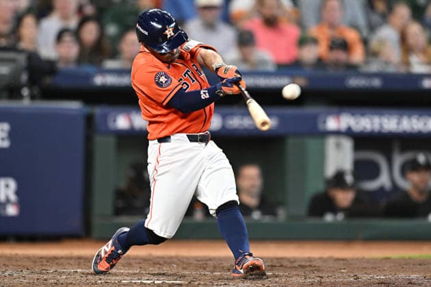 Houston Astros Jose Altuve (27) hits a solo home run against the Chicago White Sox in the fourth inning of an MLB, Baseball Herren, USA American League Wild Card game at Daikin Park in Houston, Texas, on Wednesday, September 30, 2026.  HOU20260930729 MARIAxLYSAKER