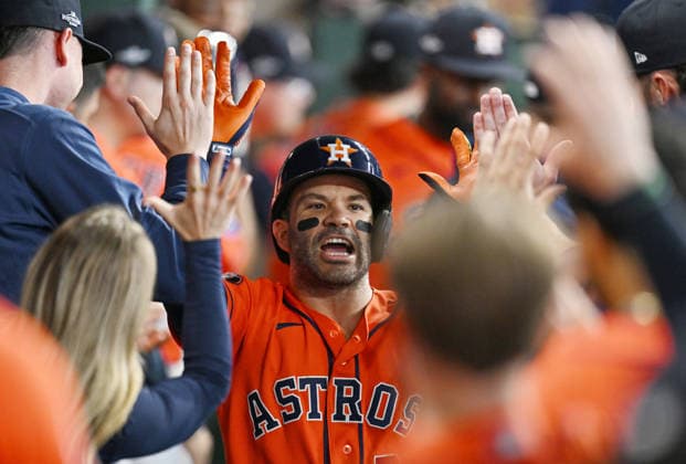 Houston Astros Jose Altuve (27) celebrates with teammates after hitting a solo home run against the Chicago White Sox in the fourth inning of an MLB, Baseball Herren, USA American League Wild Card game at Daikin Park in Houston, Texas, on Wednesday, September 30, 2026.  HOU20260930733 MARIAxLYSAKER