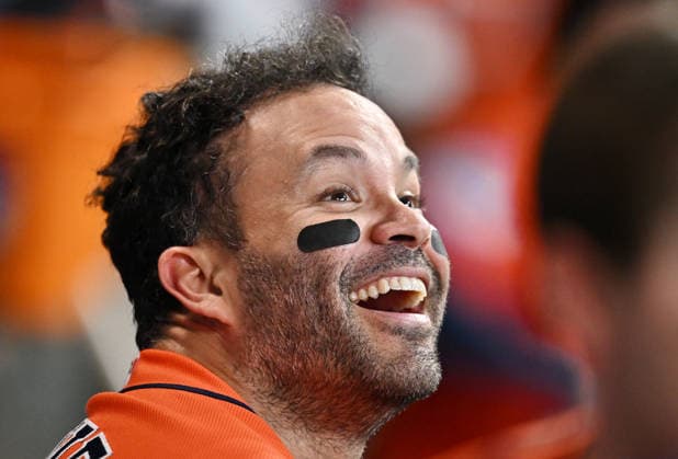 Houston Astros Jose Altuve (27) celebrates with teammates after hitting a solo home run against the Chicago White Sox in the fourth inning of an MLB, Baseball Herren, USA American League Wild Card game at Daikin Park in Houston, Texas, on Wednesday, September 30, 2026.  HOU20260930734 MARIAxLYSAKER