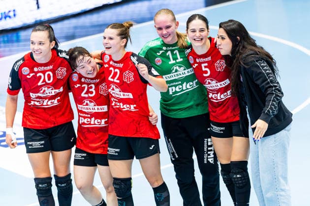 30.09.2026, GER, Handball, Frauen, Saison 2026 2027, DHB-Pokal 2.Runde-Achtelfinale, Thueringer HC - HSG Blomberg-Lippe der Thüringer HC Gewinnt das Pokalspiel gegen HSG Blomberg-Lippe und Jubelt, mit im Bild Jana Leonie Scheib (Thueringer HC,20), Natsuki Aizawa (Thueringer HC,23), Teresa von Prittwitz (Thueringer HC,22), Laura Kuske (Thueringer HC,11), Luca Csikos (Thueringer HC,5), Giulia Guarieiro (Thueringer HC,13) 99947 Bad Langensalza Salza Halle Sporthalle Mehrz Thüringen Deutschland
