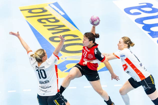 30.09.2026, GER, Handball, Frauen, Saison 2026 2027, DHB-Pokal 2.Runde-Achtelfinale, Thueringer HC - HSG Blomberg-Lippe Maxi Muehlner (HSG Blomberg-Lippe), Natsuki Aizawa (Thueringer HC,23), Karolina Jurenczyk (HSG Blomberg-Lippe) 99947 Bad Langensalza Salza Halle Sporthalle Mehrz Thüringen Deutschland