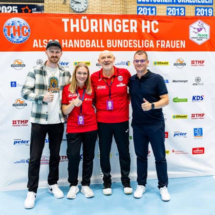 30.09.2026, GER, Handball, Frauen, Saison 2026 2027, DHB-Pokal 2.Runde-Achtelfinale, Thueringer HC - HSG Blomberg-Lippe Herbert Mueller (Thueringer HC,Trainer) gemeinsam mit der neuen Physio Jessica Hofman 99947 Bad Langensalza Salza Halle Sporthalle Mehrz Thüringen Deutschland