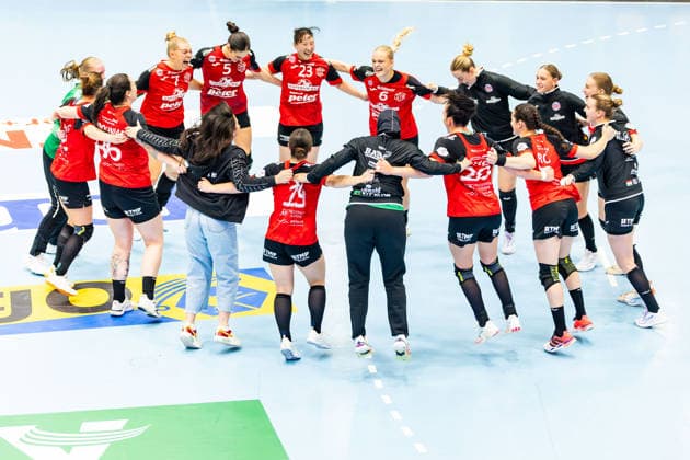 30.09.2026, GER, Handball, Frauen, Saison 2026 2027, DHB-Pokal 2.Runde-Achtelfinale, Thueringer HC - HSG Blomberg-Lippe der Thüringer HC Gewinnt das Pokalspiel gegen HSG Blomberg-Lippe und Jubelt, mit im Bild Maie Gomma (Thueringer HC,1), Kelly de Abreu Rosa (Thueringer HC,3), Jana Leonie Scheib (Thueringer HC,20), Sabrina Troester (Thueringer HC,19), Giulia Guarieiro (Thueringer HC,13), Laura Kuske (Thueringer HC,11), Natsuki Aizawa (Thueringer HC,23) 99947 Bad Langensalza Salza Halle Sporthalle Mehrz Thüringen Deutschland