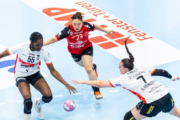 30.09.2026, GER, Handball, Frauen, Saison 2026 2027, DHB-Pokal 2.Runde-Achtelfinale, Thueringer HC - HSG Blomberg-Lippe Farrelle Alicia Njinkeu (HSG Blomberg-Lippe), Natsuki Aizawa (Thueringer HC,23), Diana Doegg Magnusdottir (HSG Blomberg-Lippe) 99947 Bad Langensalza Salza Halle Sporthalle Mehrz Thüringen Deutschland