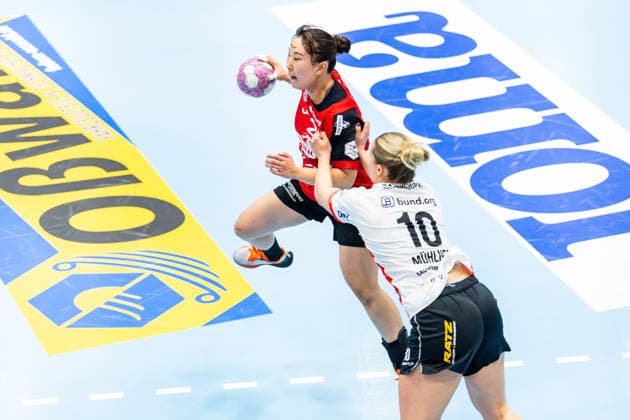 30.09.2026, GER, Handball, Frauen, Saison 2026 2027, DHB-Pokal 2.Runde-Achtelfinale, Thueringer HC - HSG Blomberg-Lippe Maxi Muehlner (HSG Blomberg-Lippe), Natsuki Aizawa (Thueringer HC,23) 99947 Bad Langensalza Salza Halle Sporthalle Mehrz Thüringen Deutschland