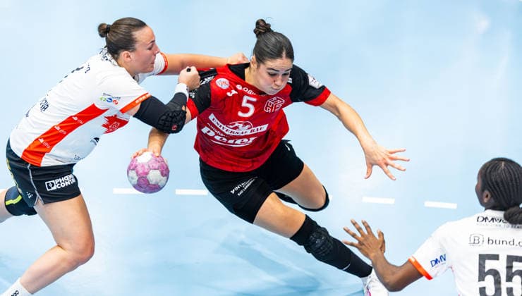 30.09.2026, GER, Handball, Frauen, Saison 2026 2027, DHB-Pokal 2.Runde-Achtelfinale, Thueringer HC - HSG Blomberg-Lippe Diana Doegg Magnusdottir (HSG Blomberg-Lippe), Luca Csikos (Thueringer HC,5) 99947 Bad Langensalza Salza Halle Sporthalle Mehrz Thüringen Deutschland