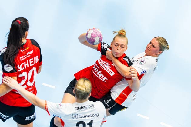 30.09.2026, GER, Handball, Frauen, Saison 2026 2027, DHB-Pokal 2.Runde-Achtelfinale, Thueringer HC - HSG Blomberg-Lippe Laura Rueffieux (HSG Blomberg-Lippe), Lotta Heider (Thueringer HC,7) 99947 Bad Langensalza Salza Halle Sporthalle Mehrz Thüringen Deutschland