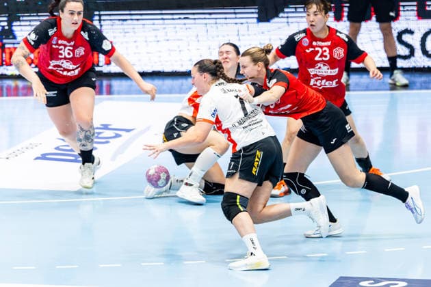 30.09.2026, GER, Handball, Frauen, Saison 2026 2027, DHB-Pokal 2.Runde-Achtelfinale, Thueringer HC - HSG Blomberg-Lippe Diana Doegg Magnusdottir (HSG Blomberg-Lippe), Anna Szabo (Thueringer HC,26) 99947 Bad Langensalza Salza Halle Sporthalle Mehrz Thüringen Deutschland