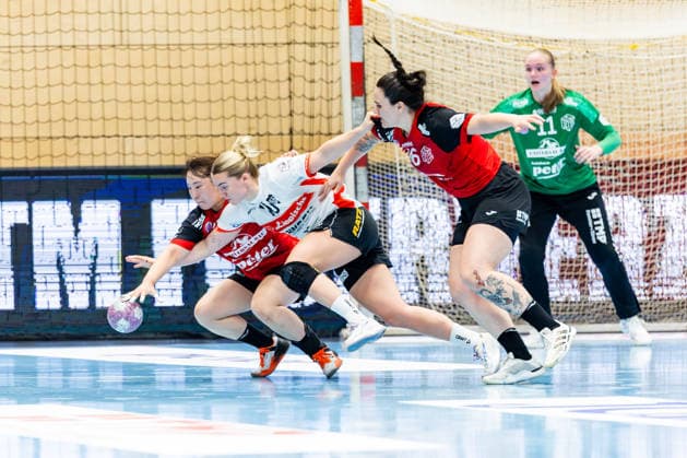 30.09.2026, GER, Handball, Frauen, Saison 2026 2027, DHB-Pokal 2.Runde-Achtelfinale, Thueringer HC - HSG Blomberg-Lippe Natsuki Aizawa (Thueringer HC,23), Maxi Muehlner (HSG Blomberg-Lippe), Macela Arounian (Thueringer HC,36) 99947 Bad Langensalza Salza Halle Sporthalle Mehrz Thüringen Deutschland