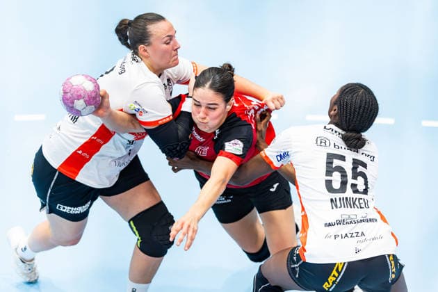 30.09.2026, GER, Handball, Frauen, Saison 2026 2027, DHB-Pokal 2.Runde-Achtelfinale, Thueringer HC - HSG Blomberg-Lippe Diana Doegg Magnusdottir (HSG Blomberg-Lippe), Luca Csikos (Thueringer HC,5), Farrelle Alicia Njinkeu (HSG Blomberg-Lippe) 99947 Bad Langensalza Salza Halle Sporthalle Mehrz Thüringen Deutschland