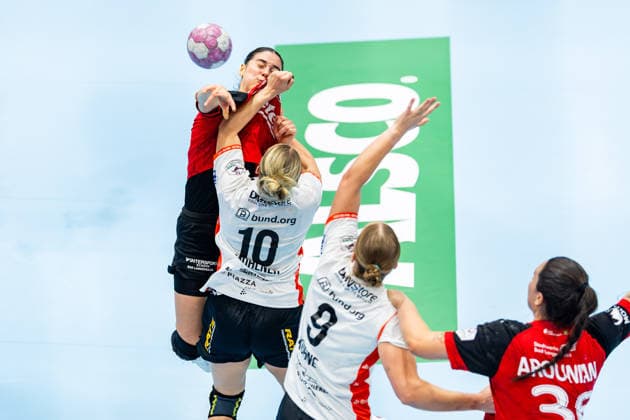 30.09.2026, GER, Handball, Frauen, Saison 2026 2027, DHB-Pokal 2.Runde-Achtelfinale, Thueringer HC - HSG Blomberg-Lippe Luca Csikos (Thueringer HC,5), Maxi Muehlner (HSG Blomberg-Lippe) 99947 Bad Langensalza Salza Halle Sporthalle Mehrz Thüringen Deutschland