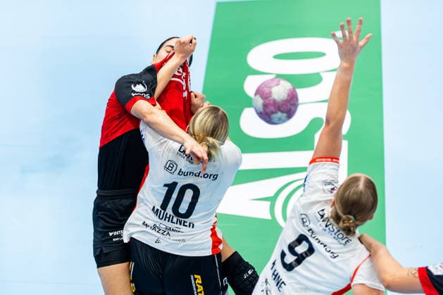 30.09.2026, GER, Handball, Frauen, Saison 2026 2027, DHB-Pokal 2.Runde-Achtelfinale, Thueringer HC - HSG Blomberg-Lippe Luca Csikos (Thueringer HC,5), Maxi Muehlner (HSG Blomberg-Lippe) 99947 Bad Langensalza Salza Halle Sporthalle Mehrz Thüringen Deutschland