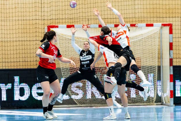 30.09.2026, GER, Handball, Frauen, Saison 2026 2027, DHB-Pokal 2.Runde-Achtelfinale, Thueringer HC - HSG Blomberg-Lippe Maxi Muehlner (HSG Blomberg-Lippe), Luca Csikos (Thueringer HC,5) 99947 Bad Langensalza Salza Halle Sporthalle Mehrz Thüringen Deutschland