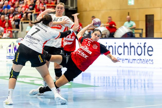 30.09.2026, GER, Handball, Frauen, Saison 2026 2027, DHB-Pokal 2.Runde-Achtelfinale, Thueringer HC - HSG Blomberg-Lippe Maxi Muehlner (HSG Blomberg-Lippe), Diana Doegg Magnusdottir (HSG Blomberg-Lippe), Luca Csikos (Thueringer HC,5) 99947 Bad Langensalza Salza Halle Sporthalle Mehrz Thüringen Deutschland