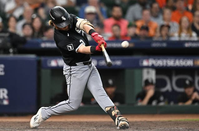 Chicago White Sox Chase Meidroth (10) hits three-run home run against the Houston Astros in the sixth inning of an MLB, Baseball Herren, USA American League Wild Card game at Daikin Park in Houston, Texas, on Wednesday, September 30, 2026.  HOU20260930737 MARIAxLYSAKER