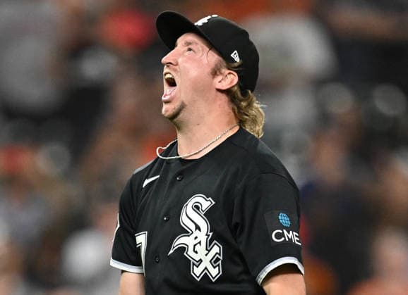 Chicago White Sox pitcher Erick Fedde (47) celebrates after the White Sox defeated the Houston Astros 7-3 to win their MLB, Baseball Herren, USA American League Wild Card series at Daikin Park in Houston, Texas, on Wednesday, September 30, 2026. The White Sox advance to play the Cleveland Guardians in the American League Division Series.  HOU20260930745 MARIAxLYSAKER