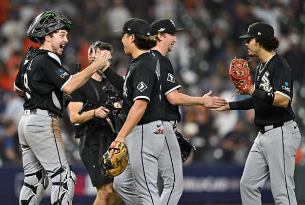 Chicago White Sox players celebrate after defeating the Houston Astros 7-3 to win their MLB, Baseball Herren, USA American League Wild Card series at Daikin Park in Houston, Texas, on Wednesday, September 30, 2026. The White Sox advance to play the Cleveland Guardians in the American League Division Series.  HOU20260930747 MARIAxLYSAKER