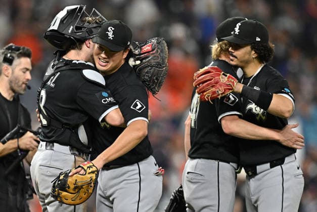 Chicago White Sox players celebrate after defeating the Houston Astros 7-3 to win their MLB, Baseball Herren, USA American League Wild Card series at Daikin Park in Houston, Texas, on Wednesday, September 30, 2026. The White Sox advance to play the Cleveland Guardians in the American League Division Series.  HOU20260930748 MARIAxLYSAKER