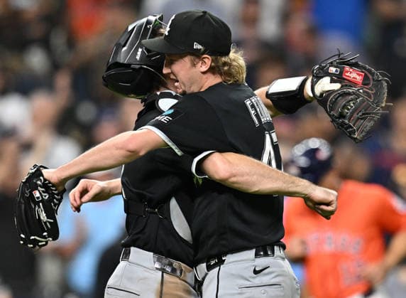 Chicago White Sox pitcher Erick Fedde (47) celebrates with catcher Kyle Teel after the White Sox defeated the Houston Astros 7-3 to win their MLB, Baseball Herren, USA American League Wild Card series at Daikin Park in Houston, Texas, on Wednesday, September 30, 2026. The White Sox advance to play the Cleveland Guardians in the American League Division Series.  HOU20260930746 MARIAxLYSAKER