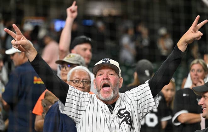Chicago White Sox fans celebrate after the White Sox defeated the Houston Astros 7-3 to win their MLB, Baseball Herren, USA American League Wild Card series at Daikin Park in Houston, Texas, on Wednesday, September 30, 2026. The White Sox advance to play the Cleveland Guardians in the American League Division Series.  HOU20260930749 MARIAxLYSAKER