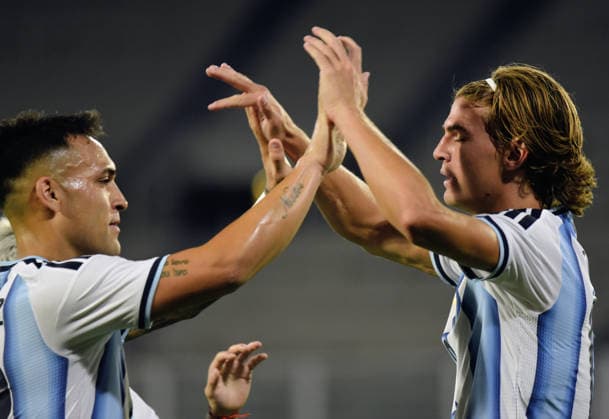 Argentina vs Bolivia NICO PAZ Lautaro Martinez Foto: FOTOBAIRES Amistoso. Especial desde Cordoba. Copyright: xJuanxJosexGarciaxJuanxJosexGarciax