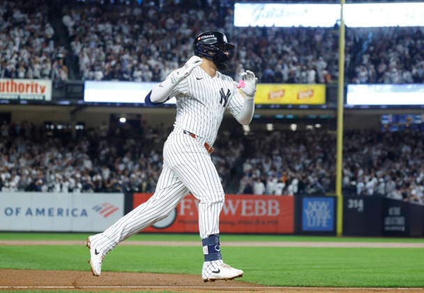 New York Yankees Luis Garcia Jr. (26) runs the bases after hitting a solo home run against the Boston Red Sox in the fourth inning of an MLB, Baseball Herren, USA American League Wild Card game at Yankee Stadium in New York City, on Wednesday, September 30, 2026.  NYP20260930710 JOHNxANGELILLO