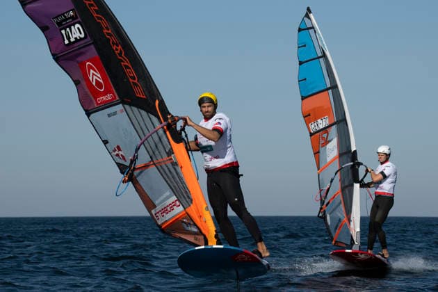 PWA - Citroen - World Windsurfing Tour Sylt 2026 - Tag 5 - Slalom Foil Men; Sylt Westerland, 30.09.2026 Matteo Iachino (Slalom Foil Men, Italy, ITA-140); Lars PoggeMenn (Slalom Foil Men, Germany, GER-730); PWA - Citroen - World Windsurfing Tour Sylt 2026 - Tag 5 - Slalom Foil Men am 30.09.2026 vor dem Brandenburger Strand - Motorboot auf Sylt Westerland (Deutschland). Copyright: xBEAUTIFULxSPORTS AndreasxDickx