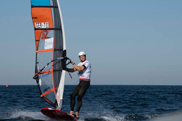 PWA - Citroen - World Windsurfing Tour Sylt 2026 - Tag 5 - Slalom Foil Men; Sylt Westerland, 30.09.2026 Lars PoggeMenn (Slalom Foil Men, Germany, GER-730); PWA - Citroen - World Windsurfing Tour Sylt 2026 - Tag 5 - Slalom Foil Men am 30.09.2026 vor dem Brandenburger Strand - Motorboot auf Sylt Westerland (Deutschland). Copyright: xBEAUTIFULxSPORTS AndreasxDickx