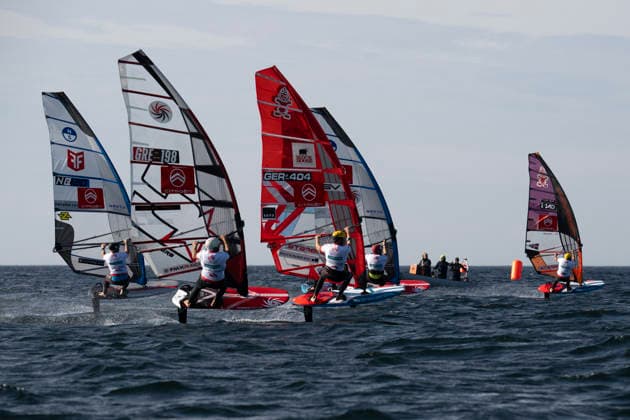 PWA - Citroen - World Windsurfing Tour Sylt 2026 - Tag 5 - Slalom Foil Men; Sylt Westerland, 30.09.2026 John Soukos (Slalom Foil Men, Greece, GRE-198); Fabian Wolf (Slalom Foil Men, Germany, GER-404); Pierre Mortefon (Slalom Foil Men, France, F-14); PWA - Citroen - World Windsurfing Tour Sylt 2026 - Tag 5 - Slalom Foil Men am 30.09.2026 vor dem Brandenburger Strand - Motorboot auf Sylt Westerland (Deutschland). Copyright: xBEAUTIFULxSPORTS AndreasxDickx
