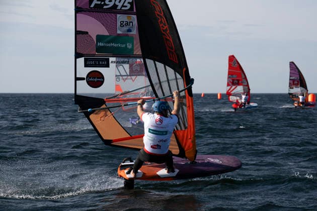 PWA - Citroen - World Windsurfing Tour Sylt 2026 - Tag 5 - Slalom Foil Men; Sylt Westerland, 30.09.2026 Pierre Macquaert (Slalom Foil Men, France, FRA-945); PWA - Citroen - World Windsurfing Tour Sylt 2026 - Tag 5 - Slalom Foil Men am 30.09.2026 vor dem Brandenburger Strand - Motorboot auf Sylt Westerland (Deutschland). Copyright: xBEAUTIFULxSPORTS AndreasxDickx