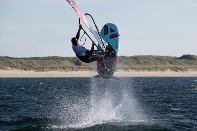 PWA - Citroen - World Windsurfing Tour Sylt 2026 - Tag 5 - Slalom Foil Men; Sylt Westerland, 30.09.2026 Steven Van Broeckhoven (Freestyle Men, Belgium, B-72); PWA - Citroen - World Windsurfing Tour Sylt 2026 - Tag 5 - Slalom Foil Men am 30.09.2026 vor dem Brandenburger Strand - Motorboot auf Sylt Westerland (Deutschland). Copyright: xBEAUTIFULxSPORTS AndreasxDickx