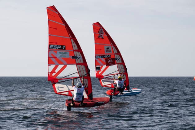 PWA - Citroen - World Windsurfing Tour Sylt 2026 - Tag 5 - Slalom Foil Men; Sylt Westerland, 30.09.2026 Nacho Baltasar Summers (Slalom Foil Men, Spain, ESP-1); Fabian Wolf (Slalom Foil Men, Germany, GER-404); PWA - Citroen - World Windsurfing Tour Sylt 2026 - Tag 5 - Slalom Foil Men am 30.09.2026 vor dem Brandenburger Strand - Motorboot auf Sylt Westerland (Deutschland). Copyright: xBEAUTIFULxSPORTS AndreasxDickx