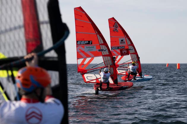 PWA - Citroen - World Windsurfing Tour Sylt 2026 - Tag 5 - Slalom Foil Men; Sylt Westerland, 30.09.2026 Nacho Baltasar Summers (Slalom Foil Men, Spain, ESP-1); Fabian Wolf (Slalom Foil Men, Germany, GER-404); PWA - Citroen - World Windsurfing Tour Sylt 2026 - Tag 5 - Slalom Foil Men am 30.09.2026 vor dem Brandenburger Strand - Motorboot auf Sylt Westerland (Deutschland). Copyright: xBEAUTIFULxSPORTS AndreasxDickx