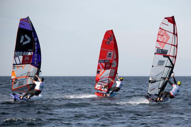PWA - Citroen - World Windsurfing Tour Sylt 2026 - Tag 5 - Slalom Foil Men; Sylt Westerland, 30.09.2026 Jordy Vonk (Slalom Foil Men, Netherlands, NED-69); Fabian Wolf (Slalom Foil Men, Germany, GER-404); Noah Vinther (Slalom Foil Men, Denmark, DEN-7777); PWA - Citroen - World Windsurfing Tour Sylt 2026 - Tag 5 - Slalom Foil Men am 30.09.2026 vor dem Brandenburger Strand - Motorboot auf Sylt Westerland (Deutschland). Copyright: xBEAUTIFULxSPORTS AndreasxDickx