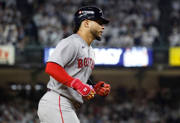 Boston Red Sox Willson Contreras (40) runs the bases after hitting a solo home run against the New York Yankees in the sixth inning of an MLB, Baseball Herren, USA American League Wild Card game at Yankee Stadium in New York City, on Wednesday, September 30, 2026.  NYP20260930716 JOHNxANGELILLO