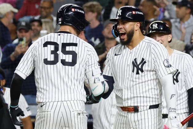 New York Yankees Cody Bellinger (35) celebrates with teammates after hitting a three-run home run against the Boston Red Sox in the sixth inning of an MLB, Baseball Herren, USA American League Wild Card game at Yankee Stadium in New York City, on Wednesday, September 30, 2026.  NYP20260930719 JOHNxANGELILLO
