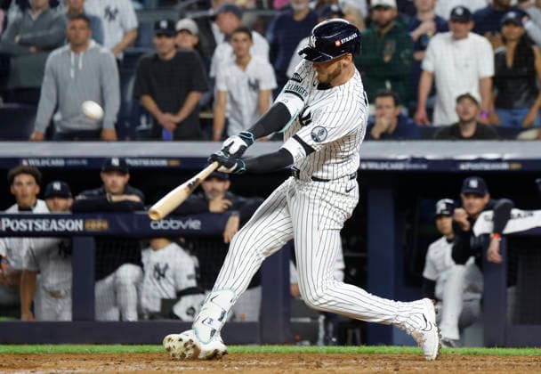 New York Yankees Cody Bellinger (35) hits a three-run home run against the Boston Red Sox in the sixth inning of an MLB, Baseball Herren, USA American League Wild Card game at Yankee Stadium in New York City, on Wednesday, September 30, 2026.  NYP20260930724 JOHNxANGELILLO